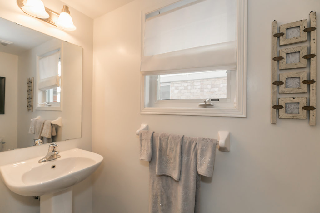 27 Meadowhawk Trail, Bradford - Powder Room