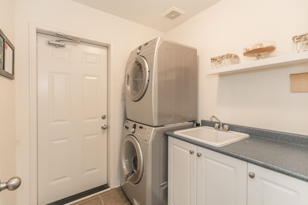 27 Meadowhawk Trail, Bradford -Laundry Room